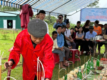 Độc đáo lễ cúng trước cửa rừng ở Quảng Bình, người dự phải tẩy trần sạch sẽ