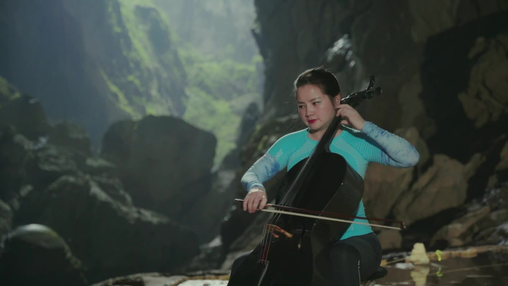 Cellist Hà Miên chơi cello tại hang động Sơn Đoòng