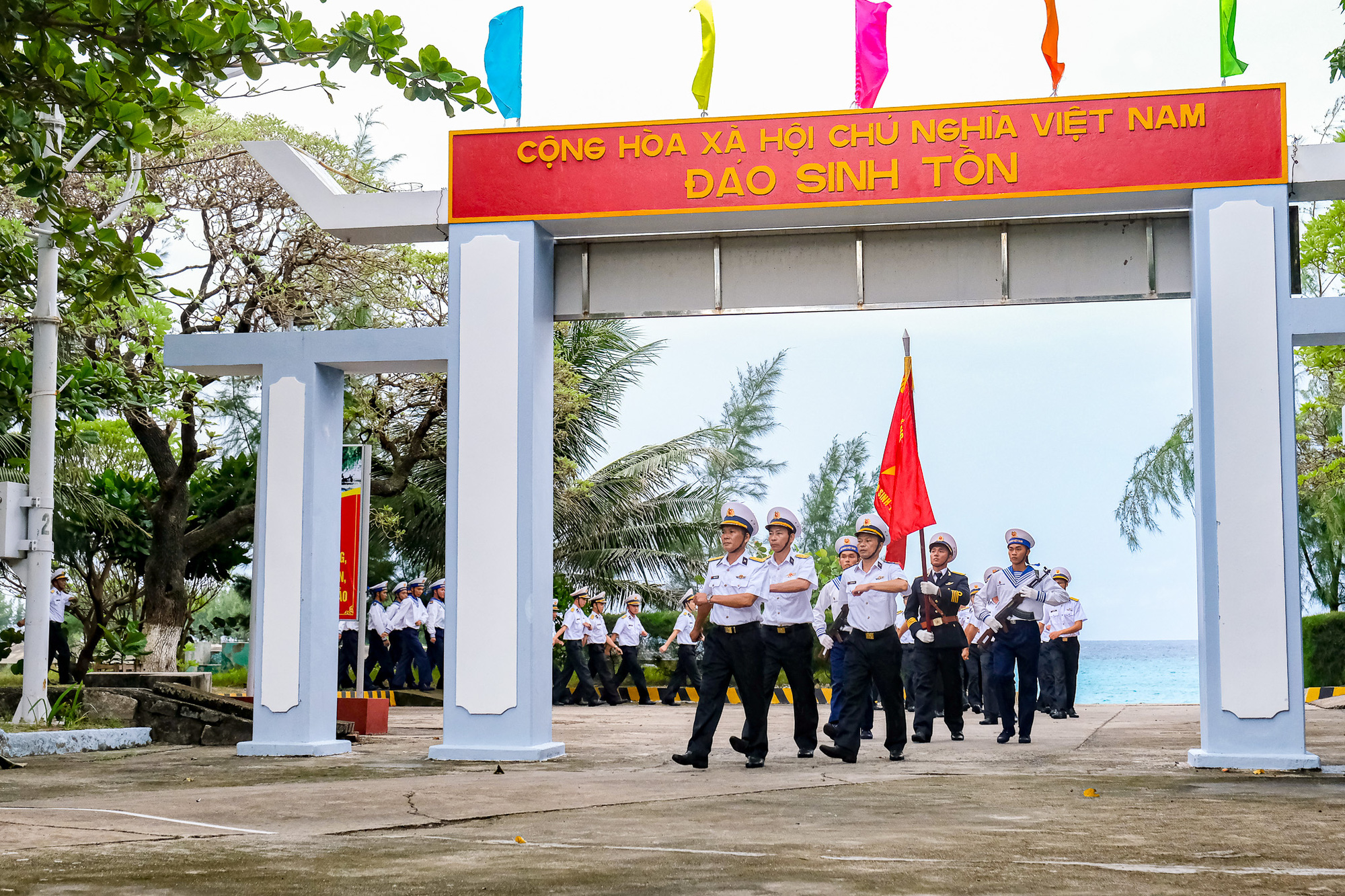 Nghẹn ngào chia tay đồng đội hoàn thành nghĩa vụ quân sự nơi đảo xa - Ảnh 1.