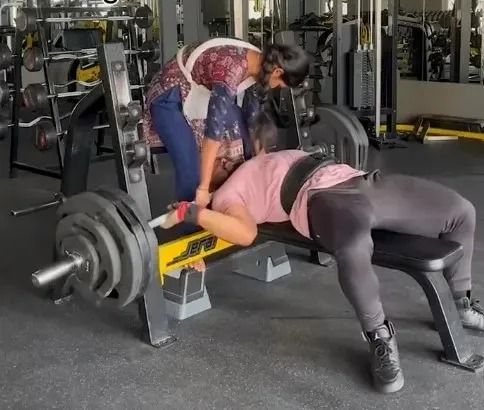 Nghẹt thở giây phút VĐV thể hình bị thanh tạ 165kg đè vào cổ trong khi vợ cố gắng giải cứu trong vô vọng- Ảnh 1.