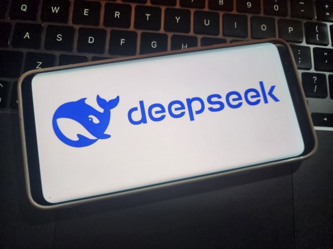 Logo DeepSeek hiển thị trên một chiếc smartphone. Ảnh: Bảo Lâm