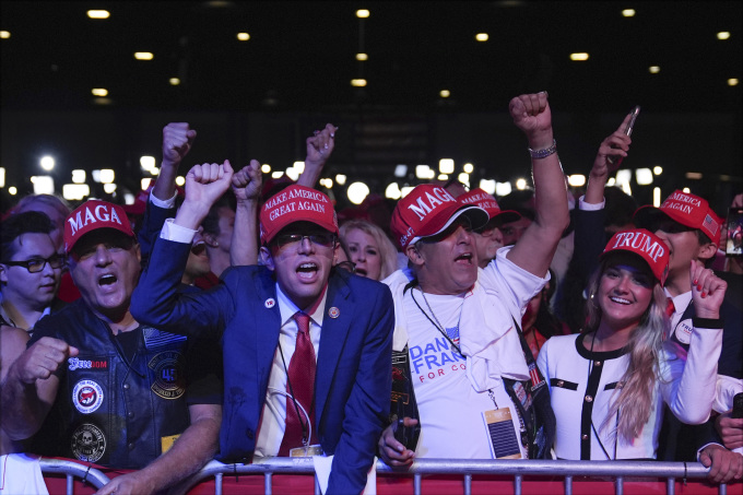 Người ủng hộ reo hồ tại sự kiện đêm bầu cử của ông Donald Trump ở West Palm Beach, bang Florida ngày 5/11/2024. Ảnh: AP