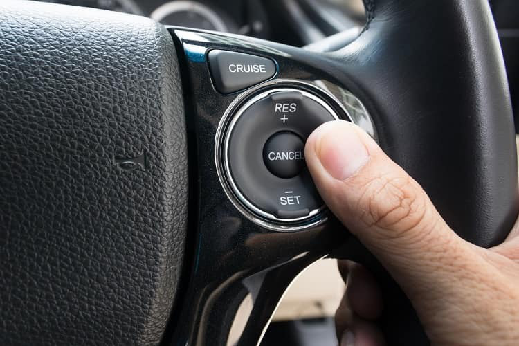 Nghiên cứu chỉ ra Cruise Control thích ứng... dễ gây tai nạn hơn - Ảnh 1.