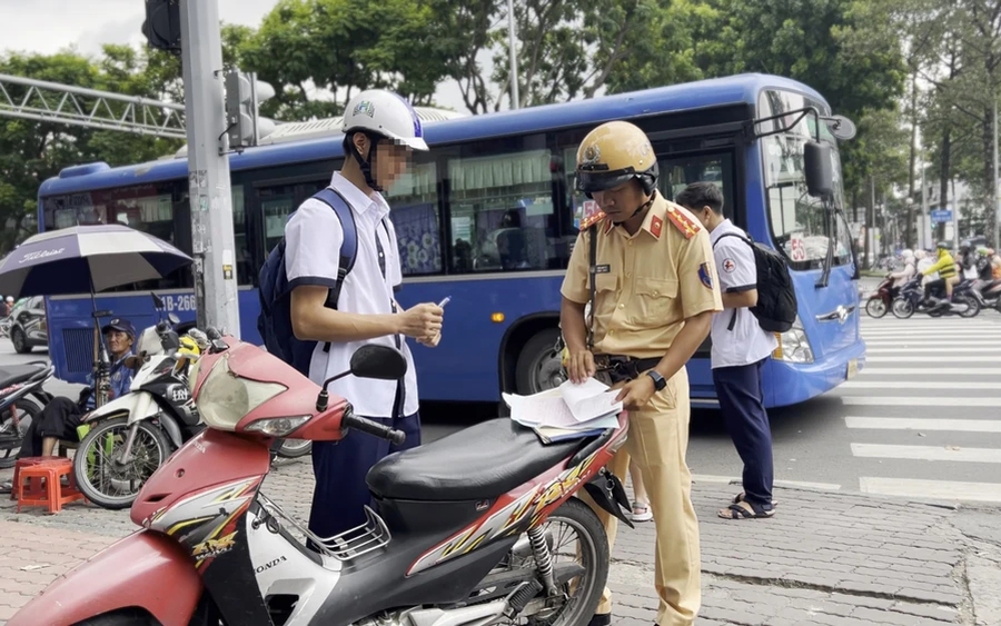 Người chưa đủ 18 tuổi điều khiển xe máy bị xử phạt thế nào theo Nghị định 168?- Ảnh 1.