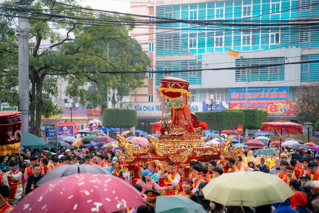 Người dân Lạng Sơn mang cả bao tải, tung tiền ở ngày hội lớn nhất tỉnh - 1