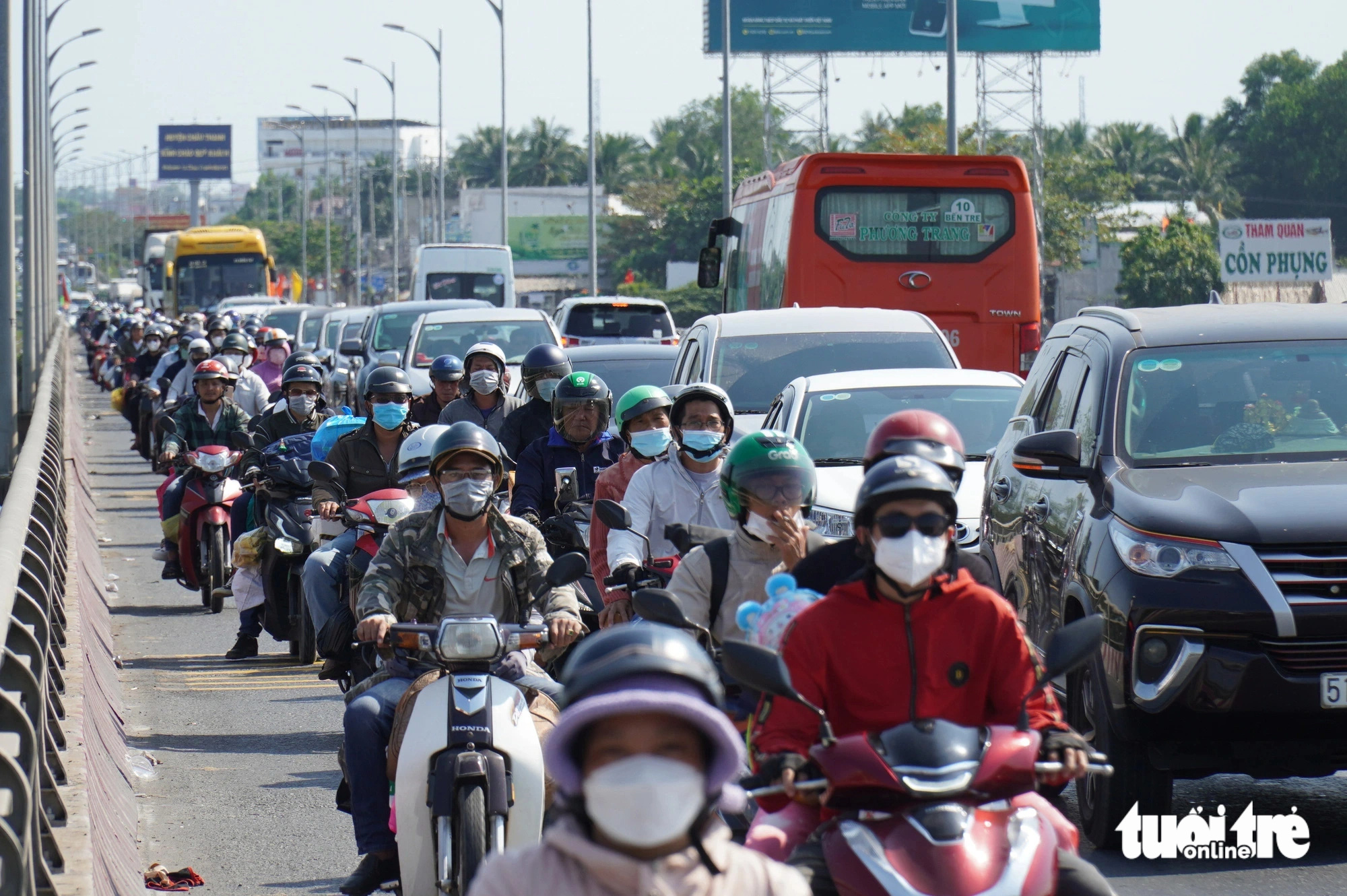 Người dân miền Tây quay lại TP.HCM, nhiều tuyến đường ùn ứ - Ảnh 1.