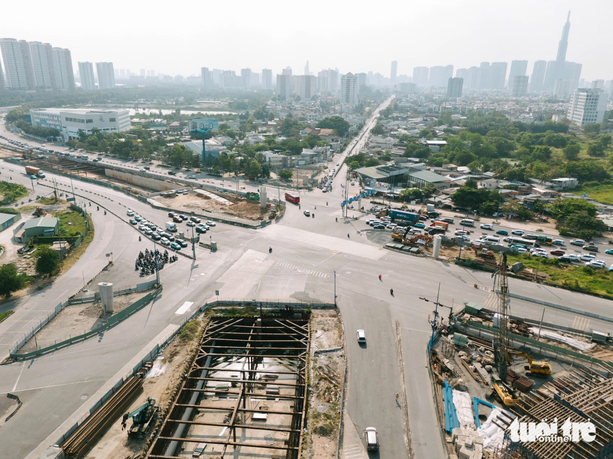 Người dân trở lại TP.HCM đông dần, lực lượng chức năng túc trực phân luồng - Ảnh 1.