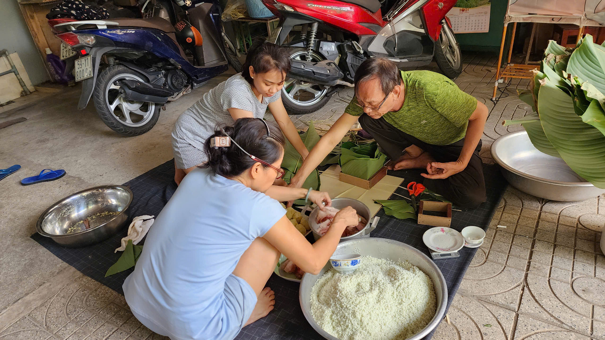 Người nước ngoài nói bánh chưng 'nặng bụng, mau ngán nhưng đượm tình cảm' - Ảnh 1.