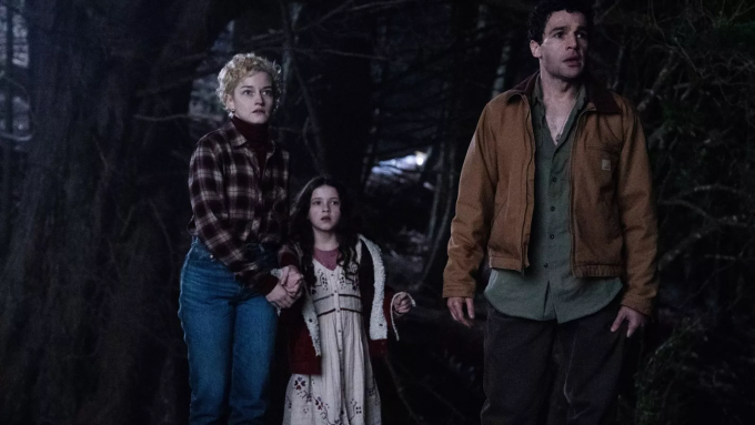 Julia Garner (trái) cùng các diễn viên chính phim Wolf Man. Ảnh: Blumhouse Productions