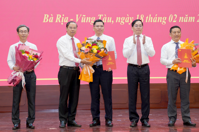 Ông Hoàng Nguyên Dinh (giữa) được bổ nhiệm làm Bí thư Thành ủy Vũng Tàu. Ảnh: Trường Hà