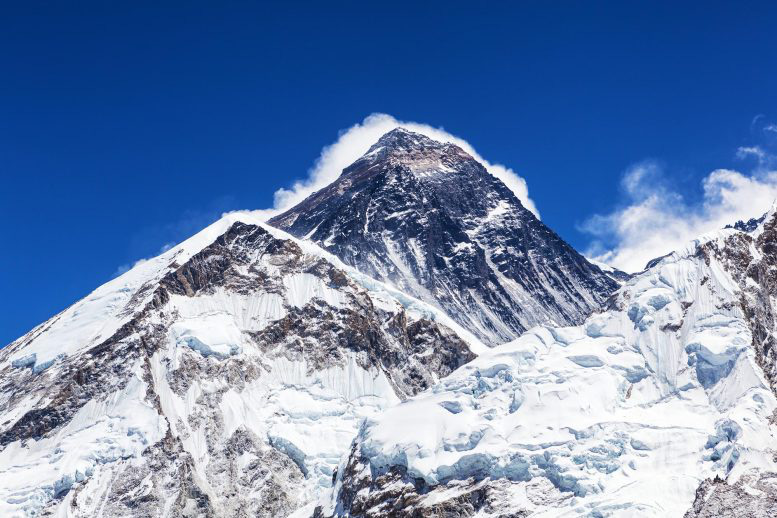 'Nóc nhà thế giới' Everest đang cao lên, lý do hết sức bất ngờ - Ảnh 1.