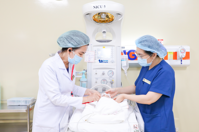 Êkíp bác sĩ và điều dưỡng theo dõi sát tình trạng sức khỏe của con gái chị Hải trong NICU, trong khi bé trai ấp da kề da với mẹ ở phòng Kangaroo. Ảnh: Thanh Luận