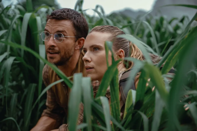 Jonathan Bailey (trái) và Scarlett Johansson trong phim Jurassic World Rebirth.