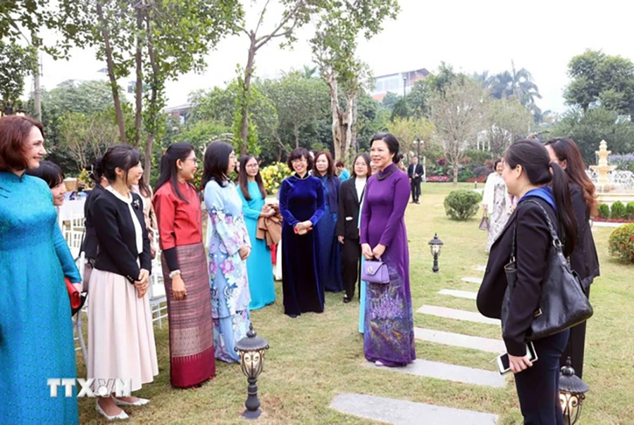 Phu nhân Ngô Phương Ly gặp mặt, nghe hòa nhạc ngoài trời với Nhóm Phụ nữ Cộng đồng ASEAN