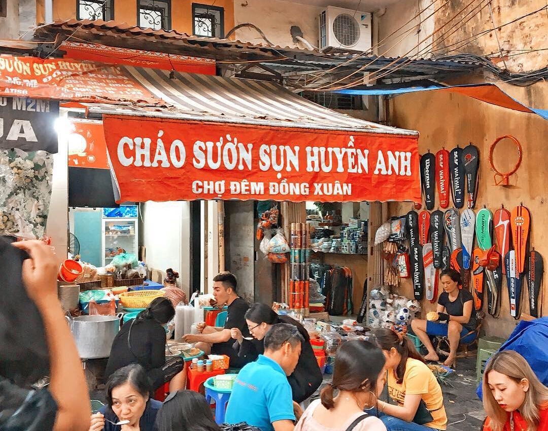 Quán cháo sườn sụn nằm ngay khu chợ Đồng Xuân, nổi tiếng thơm ngon hấp dẫn với mức giá khá cao