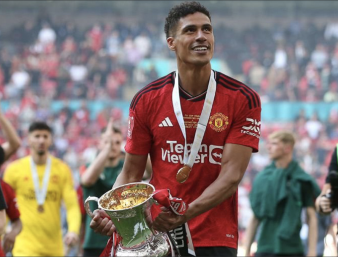 Varane giành được hai danh hiệu cùng Man Utd là Cup Liên đoàn mùa 2022-2023 và Cup FA mùa 2023-2024. Ảnh: Reuters