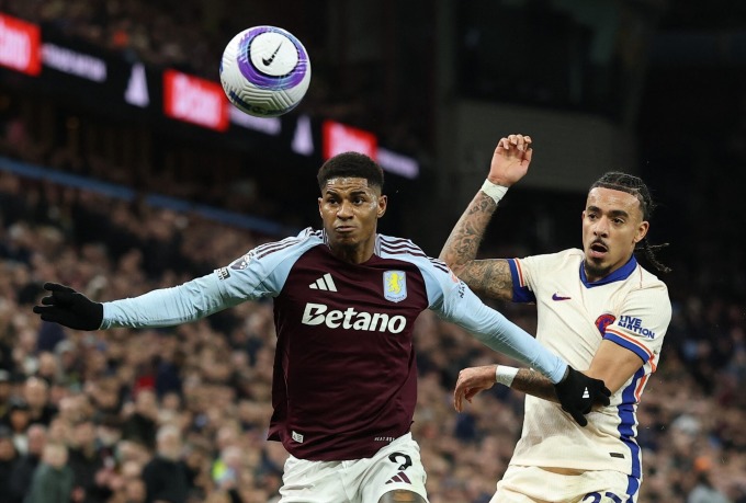 Rashford (trái) tranh bóng với Malo Gusto trong trận Aston Villa thắng ngược Chelsea 2-1 trên sân Villa Park, Birmingham ở vòng 26 Ngoại hạng Anh ngày 22/2. Ảnh: Reuters