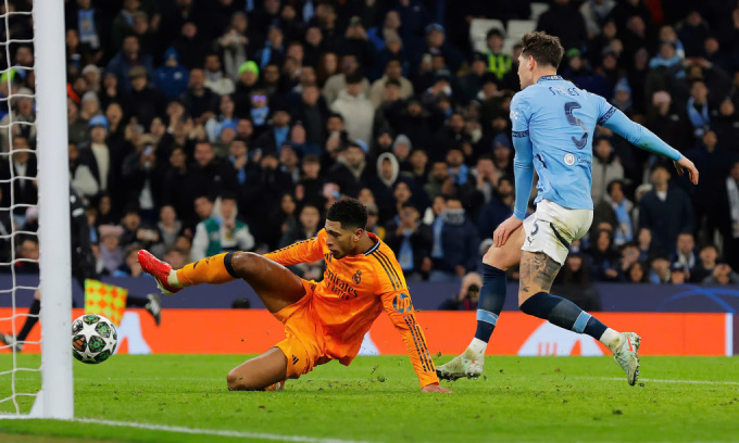 Jude Bellingham đệm vào lưới trống ấn định thắng lợi 3-2 của Real Madrid trước Man City, trên sân Etihad, thành phố Manchester, Anh, tối 11/2/2025. Ảnh: Guardian