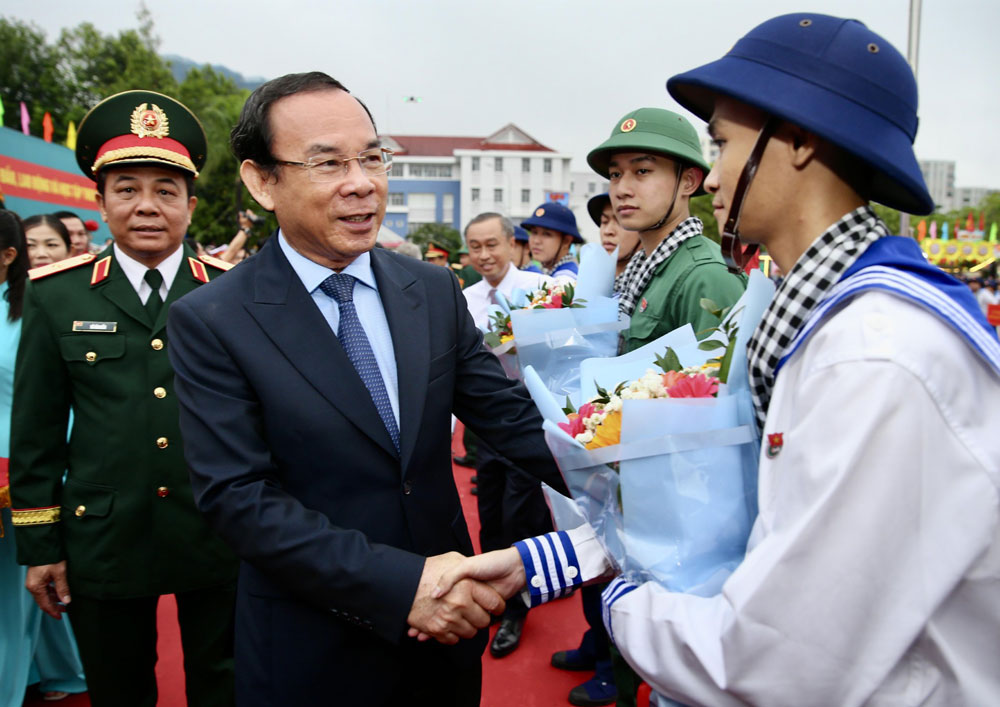 Bí thư Thành ủy TP HCM Nguyễn Văn Nên động viên thanh niên lên đường nhập ngũ. Ảnh: HOÀNG TRIỀU