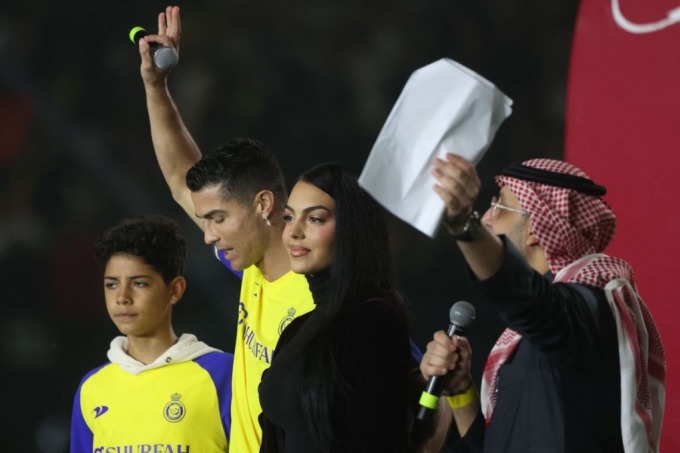 Ronaldo bên Georgina và con trai Cristiano Jnr (trái) trong buổi ra mắt CLB Arab Saudi, Al Nassr. Ảnh: AFP