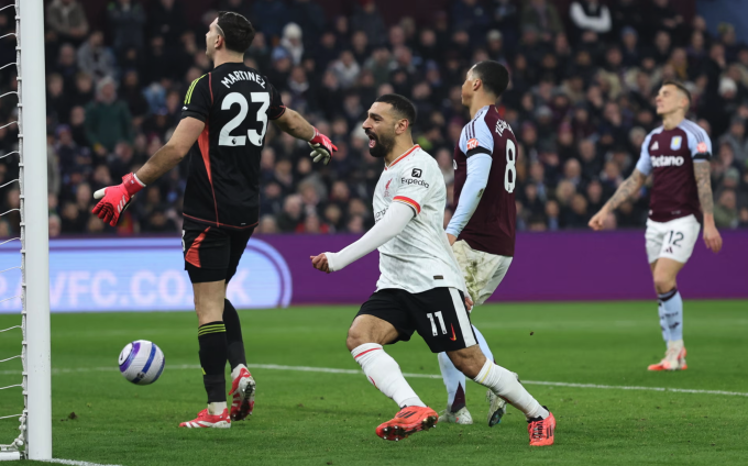 Salah vui mừng sau khi mở tỷ số cho Liverpool trên sân Villa Park. Ảnh: Reuters