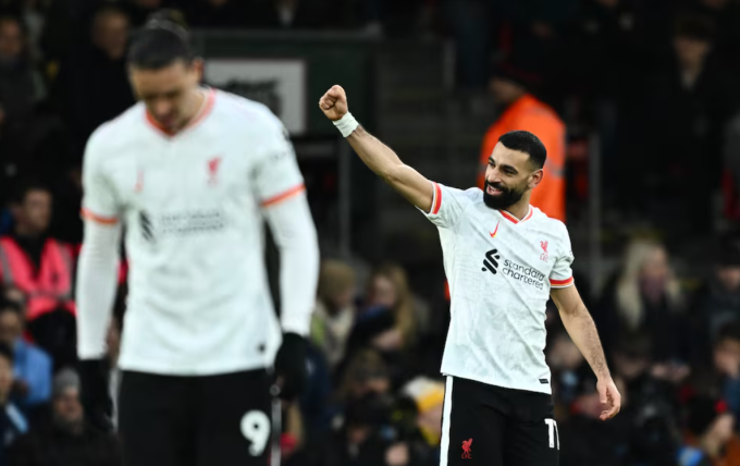 Mohamed Salah mừng bàn nâng tỷ số lên 2-0 trong trận Liverpool thắng Bournemouth trên sân Vitality, Bournemouth, Anh ngày 1/2. Ảnh: Reuters