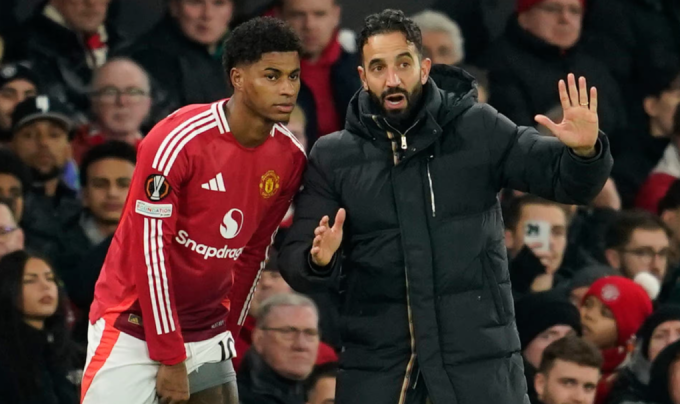 HLV Ruben Amorim chỉ đạo Marcus Rashford trong trận Man Utd thắng Bodo/Glimt 3-2 trên sân Old Trafford, Manchester, Anh ngày 28/11/2024. Ảnh: AP