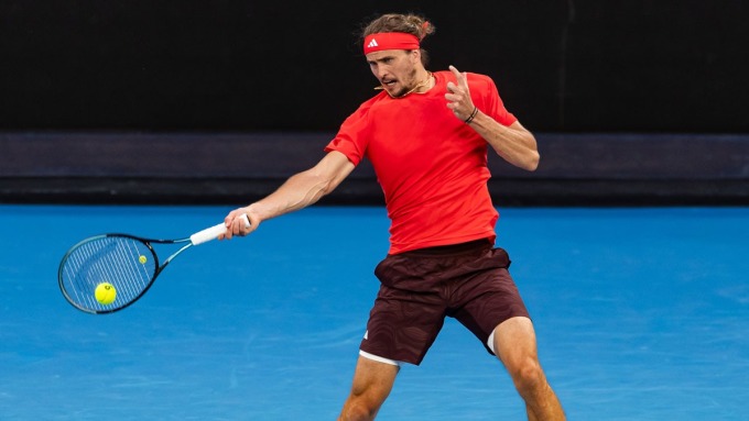 Zverev đánh thuận tay trong trận chung kết Australia Mở rộng 2025, trên sân Rod Laver, Melbourne hôm 26/1. Ảnh: Reuters