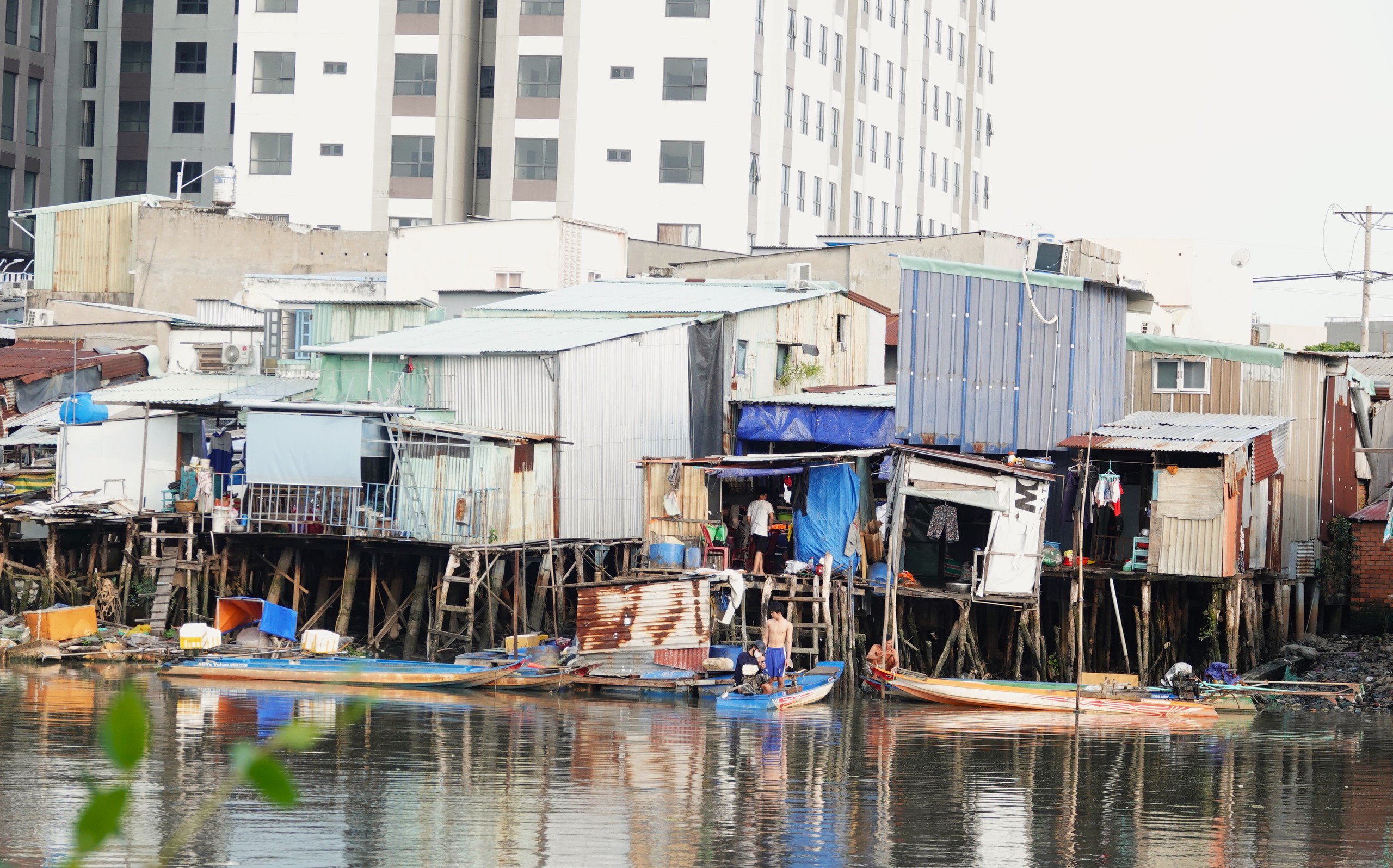 TP.HCM di dời gần 40.000 căn nhà ven kênh trong 5 năm tới- Ảnh 1.