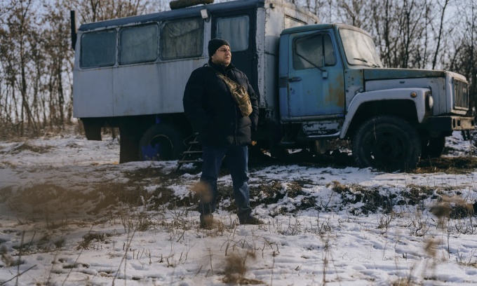 Mykola Hrechukha, đại diện của công ty khai thác mỏ UkrLithiumMining, ở làng Kopanky, vùng Kirovohrad, Ukraine. Ảnh: Guardian