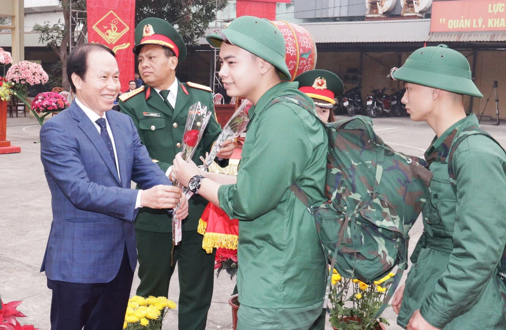 Bí thư Thành ủy Hải Phòng Lê Tiến Châu tặng hoa động viên thanh niên quận Hồng Bàng lên đường nhập ngũ