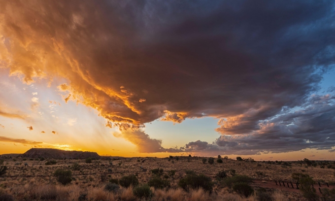 Những đám mây giông trái mùa do La Nina tạo ra tại một khu cắm trại hẻo lánh trong Thung lũng Rainbow, Australia. Ảnh: Genevieve Vallee/Alamy