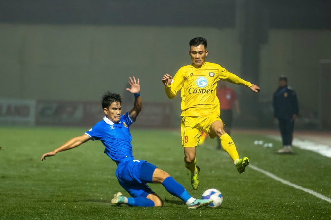 Hậu vệ Quảng Nam (áo xanh) ngăn một pha lên bóng của Thanh Hóa trong trận hòa 1-1 trên sân Thanh Hóa ở vòng 14 V-League 2024-2025 chiều 23/2. Ảnh: VPF