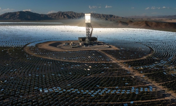 Nhà máy Ivanpah trải rộng trên 12,9 km2 sa mạc. Ảnh: David McNew