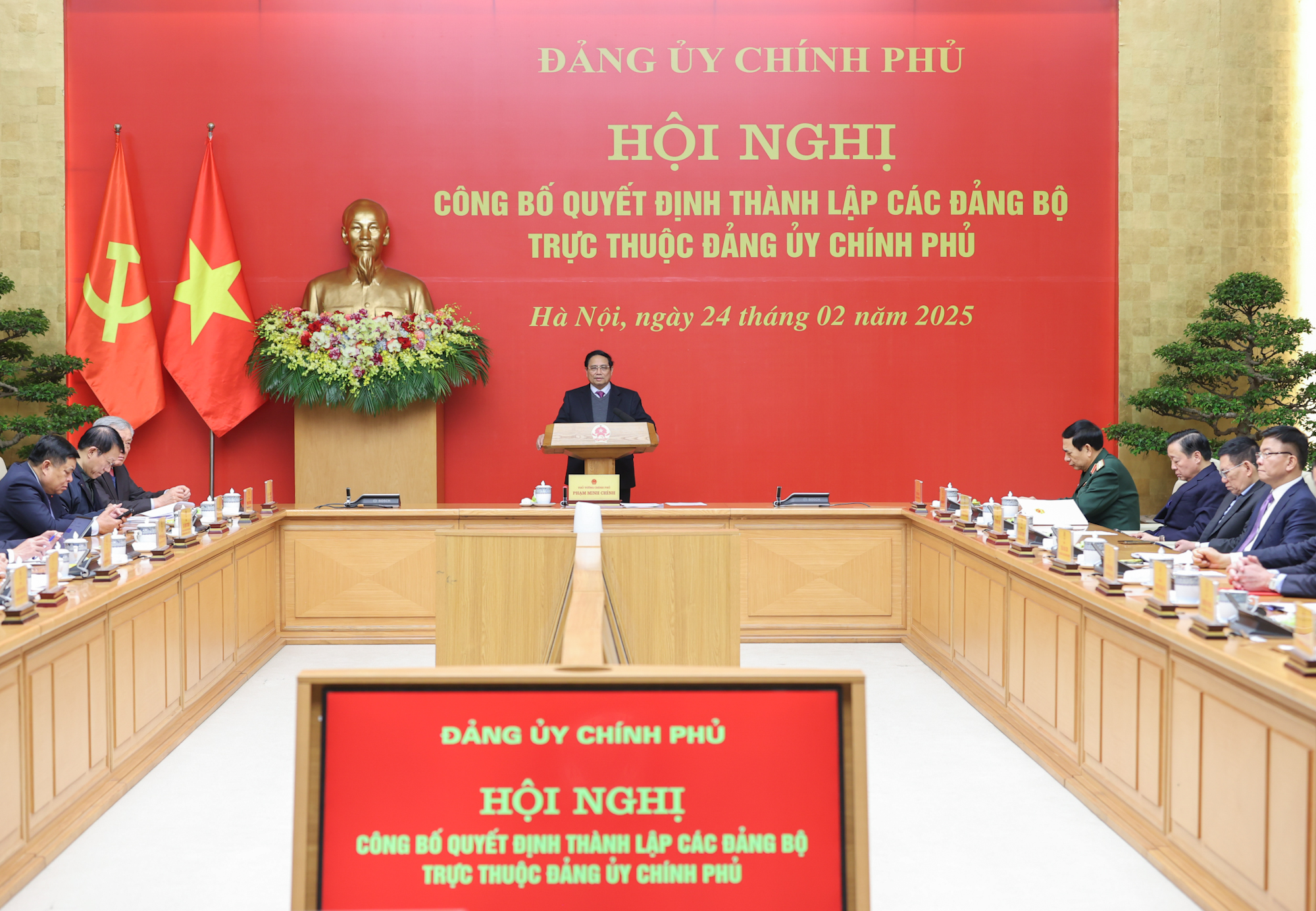 Thủ tướng trao Quyết định thành lập 15 Đảng bộ trực thuộc Đảng ủy Chính phủ- Ảnh 1.