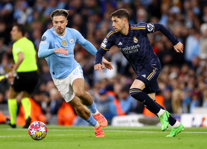 Federico Valverde tranh chấp với Jack Grealish trong trận Real gặp Man City ở tứ kết lượt về Champions League ngày 17/4/2024. Ảnh: Reuters