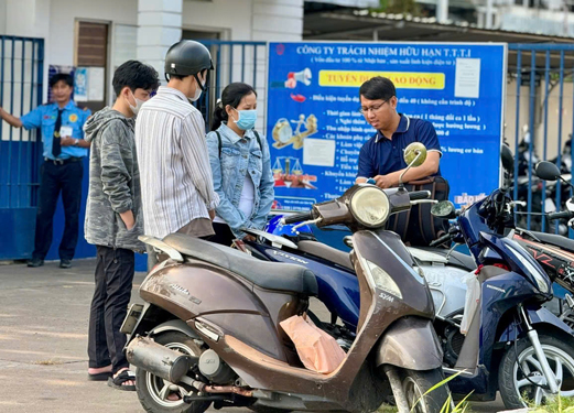 Người lao động tìm kiếm thông tin việc làm tại KCX Tân Thuận (quận 7, TP HCM) Ảnh: HUỲNH NHƯ