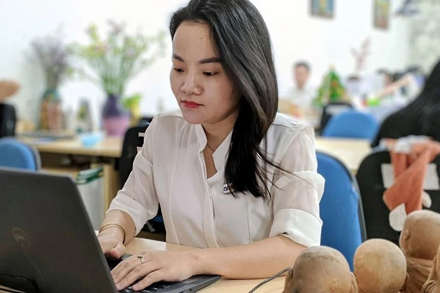 Tác giả ở nơi làm việc của mình. Ảnh: NVCC