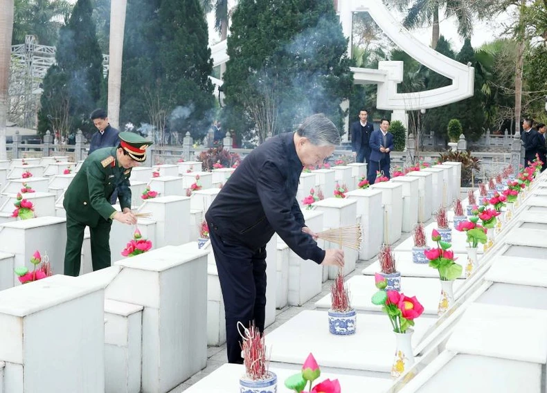 Tổng Bí thư Tô Lâm dâng hương tưởng niệm Anh hùng liệt sĩ tại Nghĩa trang liệt sĩ quốc gia Vị Xuyên ảnh 1