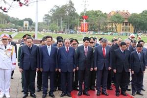 Lãnh đạo Đảng, Nhà nước vào Lăng viếng Chủ tịch Hồ Chí Minh nhân 95 năm ngày thành lập Đảng