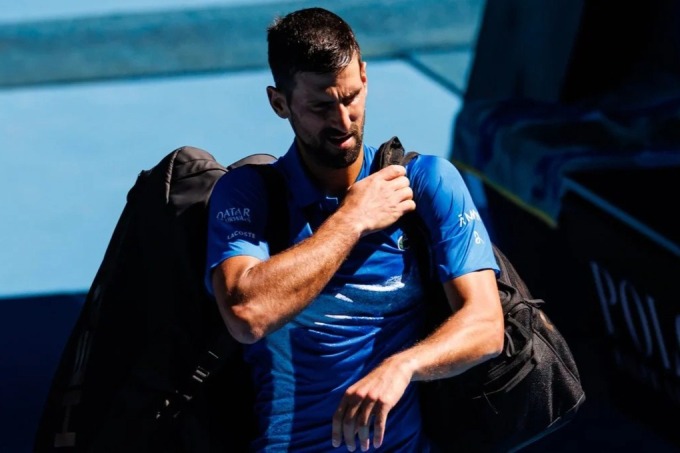 Djokovic bỏ cuộc, sau set đầu trận bán kết Australia Mở rộng 2025 trên sân Rod Laver, Melbourne hôm 24/1. Ảnh: Reuters