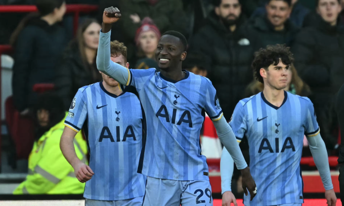 Pape Matar Sarr chia vui với CĐV sau khi ghi bàn, ấn định tỷ số 2-0 cho Tottenham. Ảnh: AFP