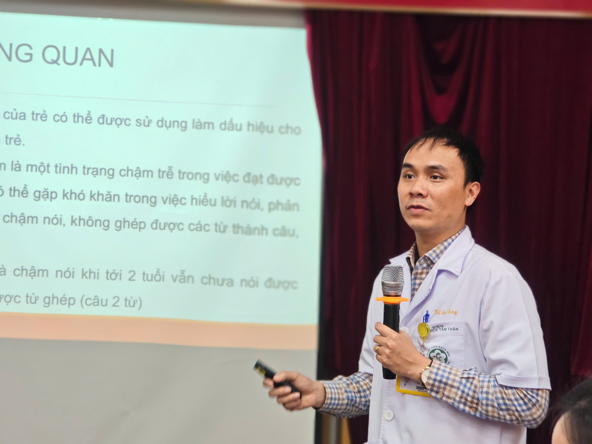 Trẻ chậm nói: Nguy cơ do xem nhiều điện thoại, học nhiều thứ tiếng - Ảnh 1.