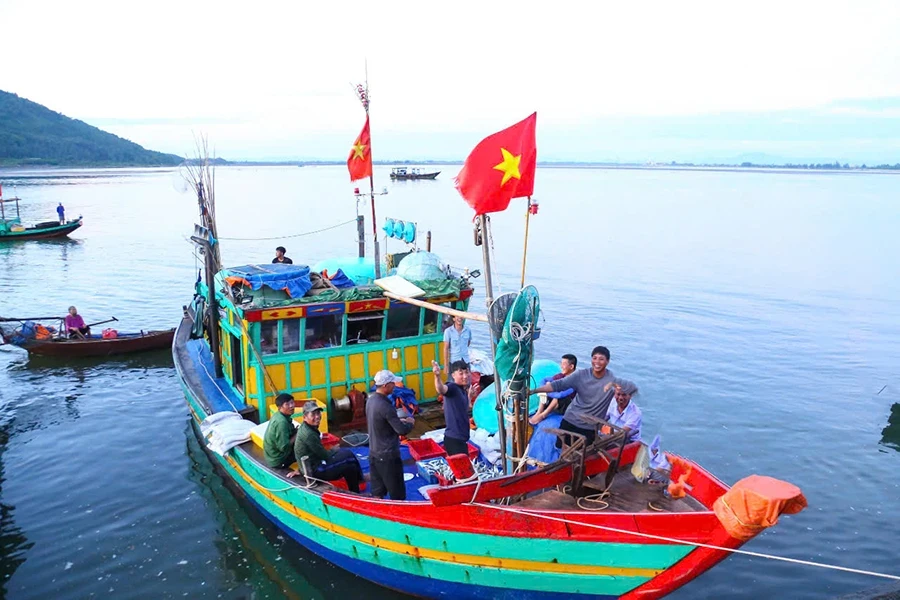 khai thác hải sản bất hợp pháp.jpg