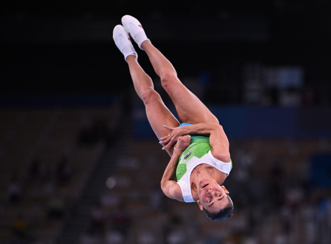 Oksana Chusovitina thi đấu nội dung nhảy ngựa (vault) tại Olympic Tokyo 2020. Ảnh: Reuters