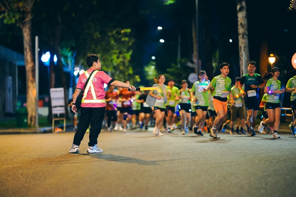 vpbank-vnexpress-marathon-ho-chi-minh-city-midnight-cung-duong-soi-dong-ruc-anh-sang-3.jpg