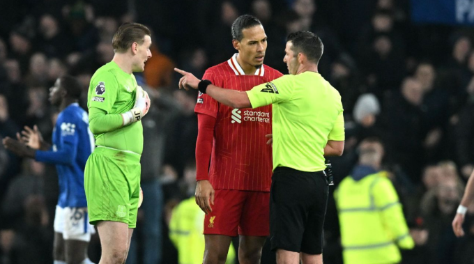 Virgil van Dijk phàn nàn với trọng tài Michael Oliver trong trận Liverpool hòa Everton trên sân Goodison Park, Liverpool, Anh ngày 12/2. Ảnh: Liverpool FC