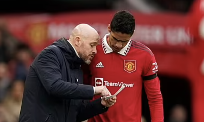 HLV Erik ten Hag chỉ đạo Raphael Varane trong một trận của Man Utd trên sân Old Trafford, thành phố Manchester, Anh mùa 2022-2023. Ảnh: AP