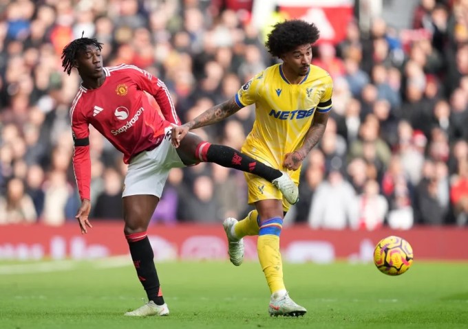 Kobbie Mainoo (áo đỏ) đá tiền đạo ảo trong trận Man Utd thua Crystal Palace 0-2 trên sân Old Trafford, thành phố Manchester, vòng 24 Ngoại hạng Anh ngày 2/2/2025. Ảnh: PA