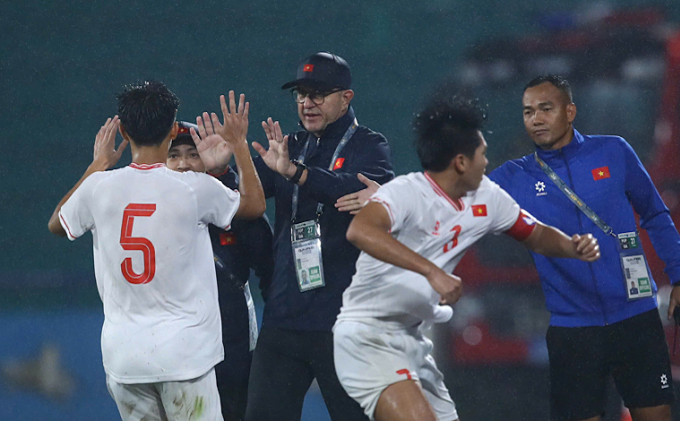 HLV Cristiano Roland (áo đen) chúc mừng cầu thủ Việt Nam sau khi gỡ hòa 1-1 trước Yemen, ở lượt cuối bảng I vòng loại U17 châu Á 2025, tại sân Việt Trì, Phú Thọ vào ngày 27/10/2024. Ảnh: VFF